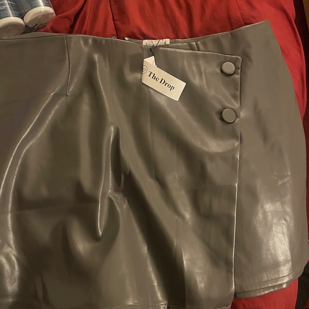 Elegant Faux Leather Mini Skirt in Gray